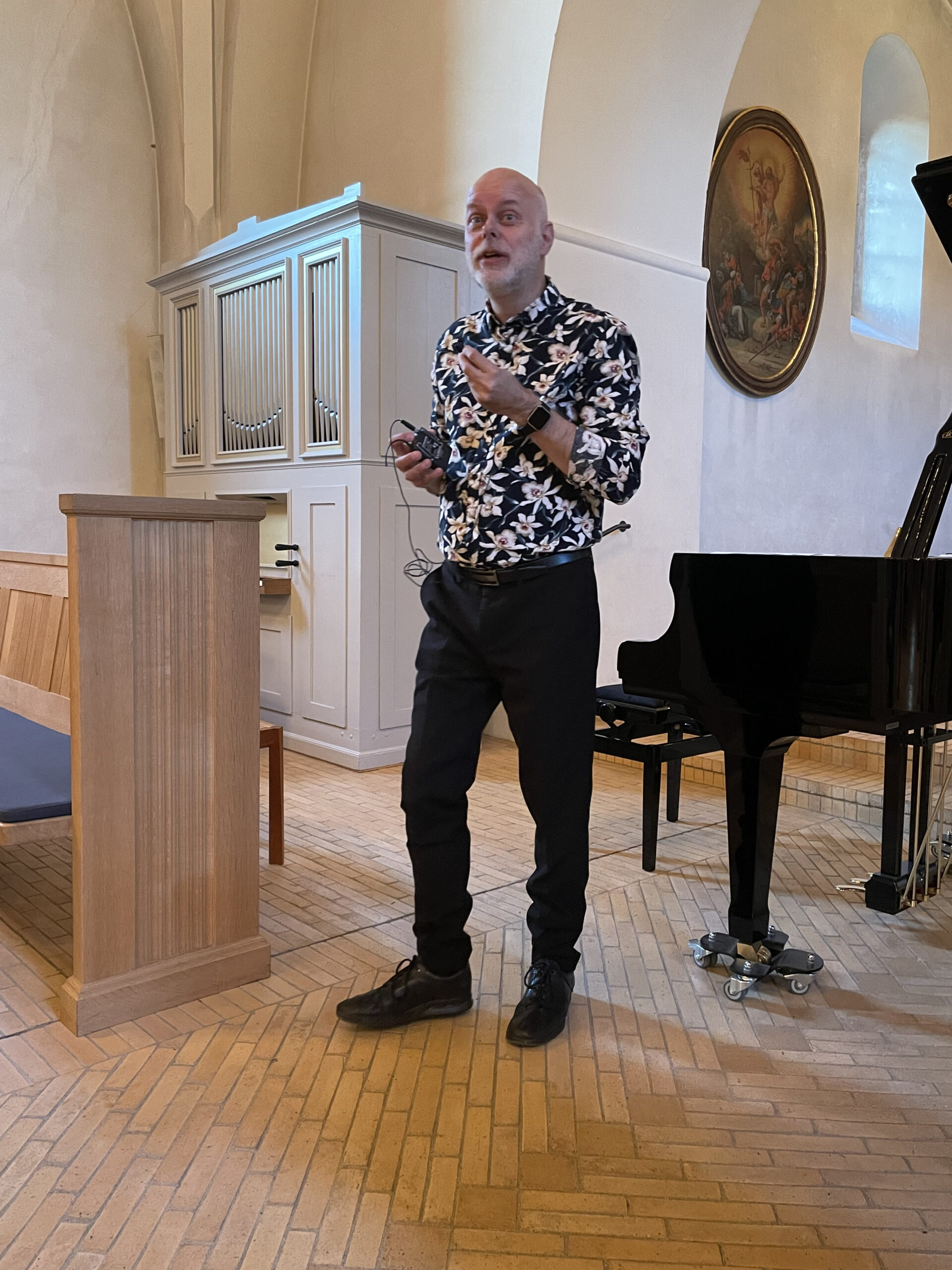 Kristian Marcussen taler live foran flygel